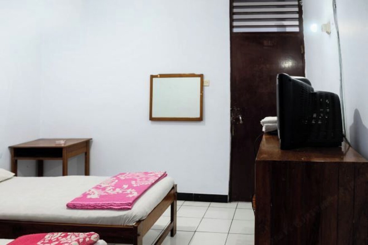 Desk, iron/ironing board (on request), WiFi (free), bed sheets
