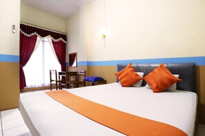 Deluxe Room | Desk, iron/ironing board, free WiFi, bed sheets - Hotel Wisata (Magelang)
