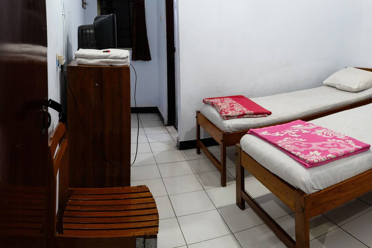Standard Room | Desk, iron/ironing board (on request), WiFi (free), bed sheets