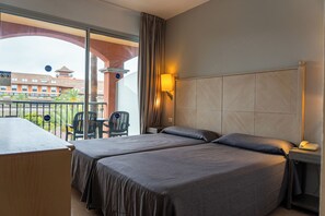 Minibar, safe på rommet, barnesenger (inkludert) og wi-fi (inkludert)