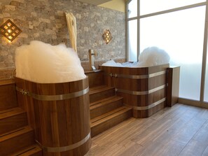 Bubbelpool, turkiskt bad/hamam, kroppsbehandlingar och hydroterapi
