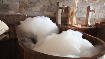 Poreallas, turkkilainen sauna, vartalohoitoja, hydroterapiaa