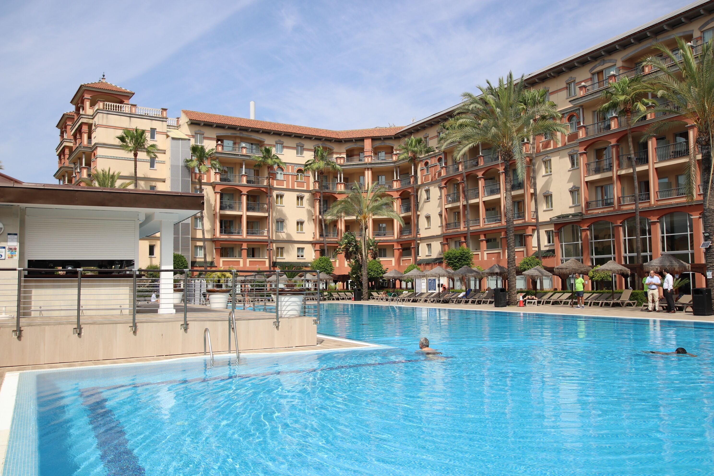 Una piscina cubierta, una piscina al aire libre, tumbonas