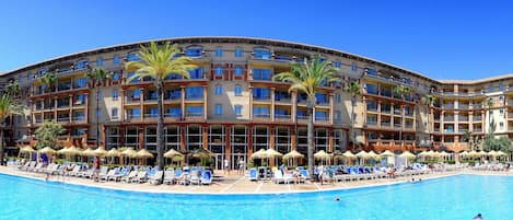 Piscine couverte, piscine extérieure, chaises longues