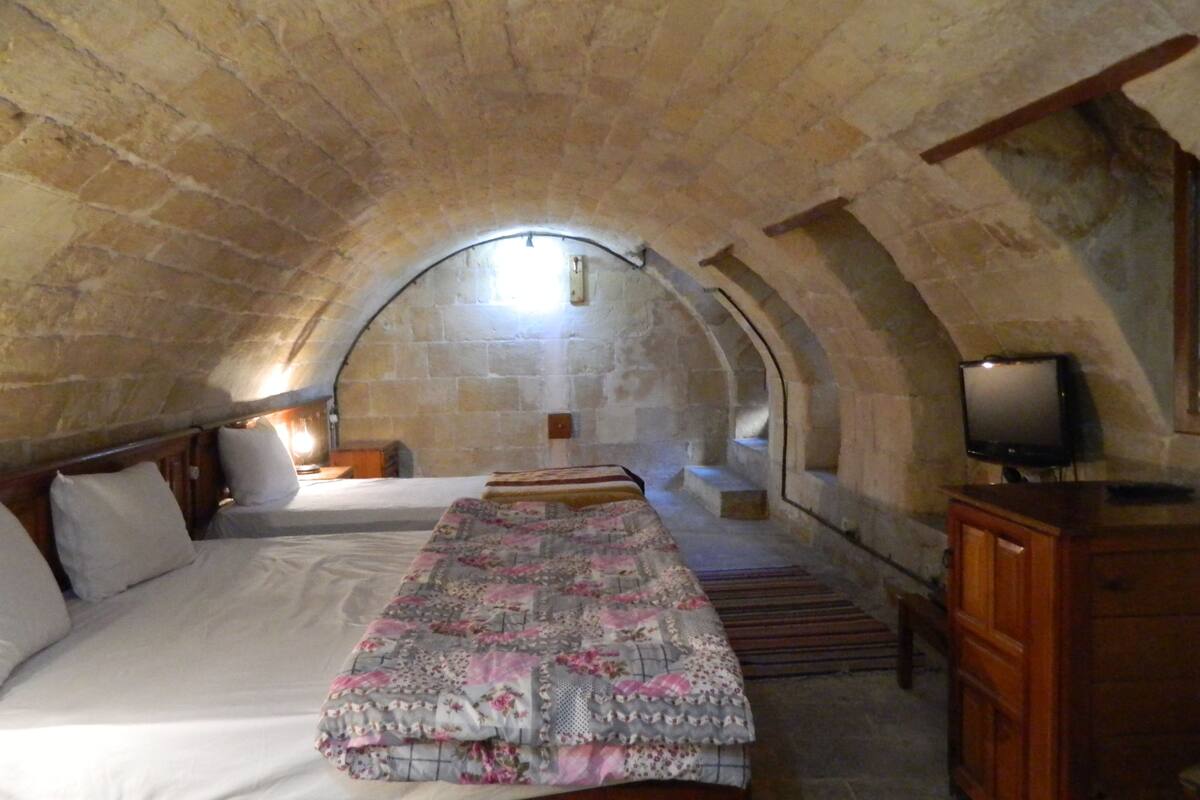 Triple Room (Cave) | Desk, WiFi (free)