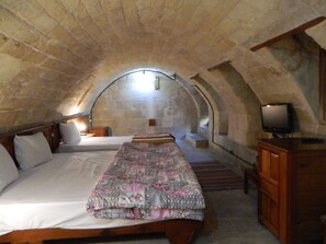 Triple Room (Cave) | Desk, free WiFi