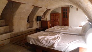 Triple Room (Cave) | Desk, WiFi (free) - Rahmi Bey Konagi Hotel (Gaziantep)