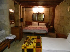 Triple Room (Cave) | Desk, free WiFi - Rahmi Bey Konagi Hotel (Gaziantep)