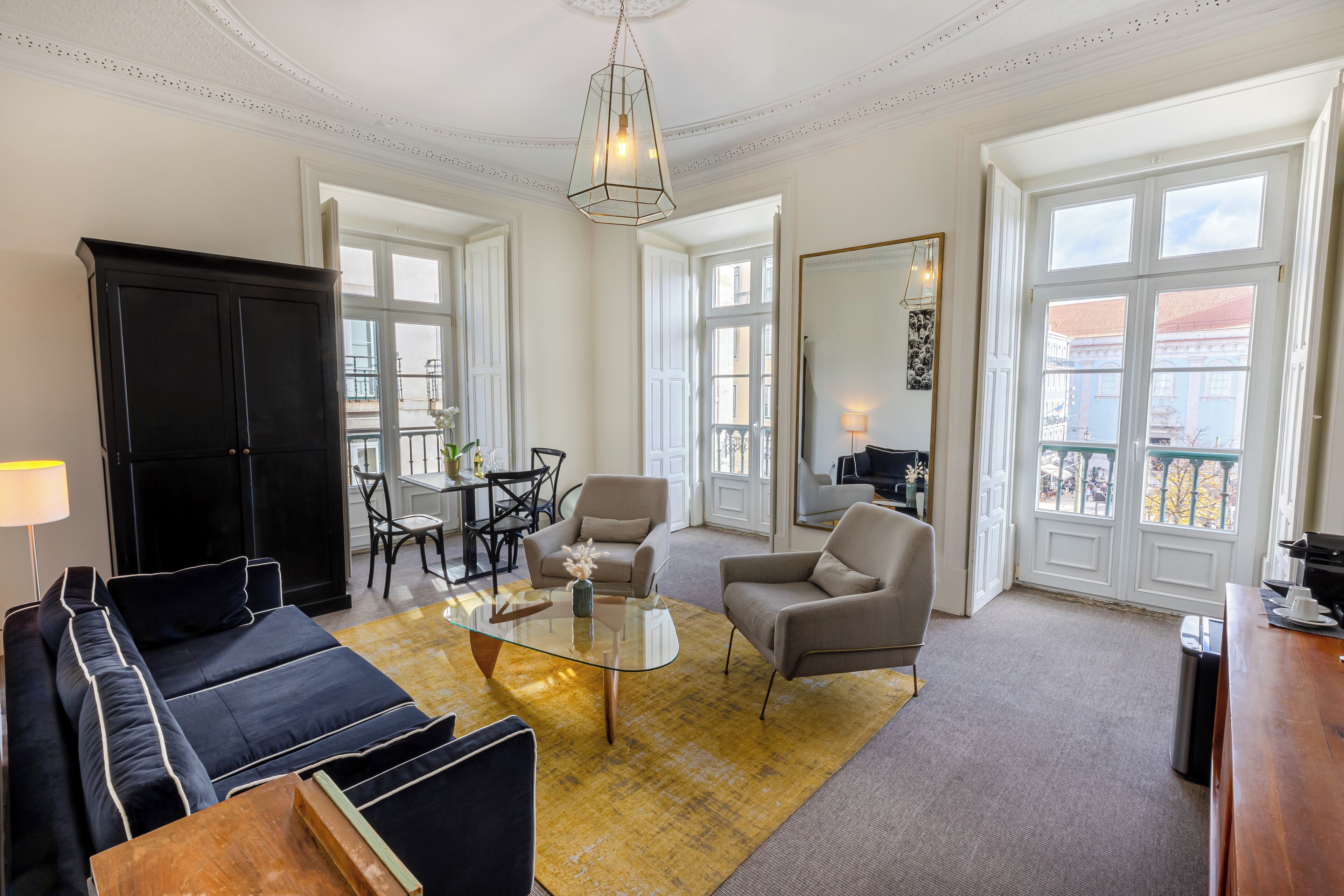 deluxe suite with square view | living area | flat-screen tv, mp3 dock