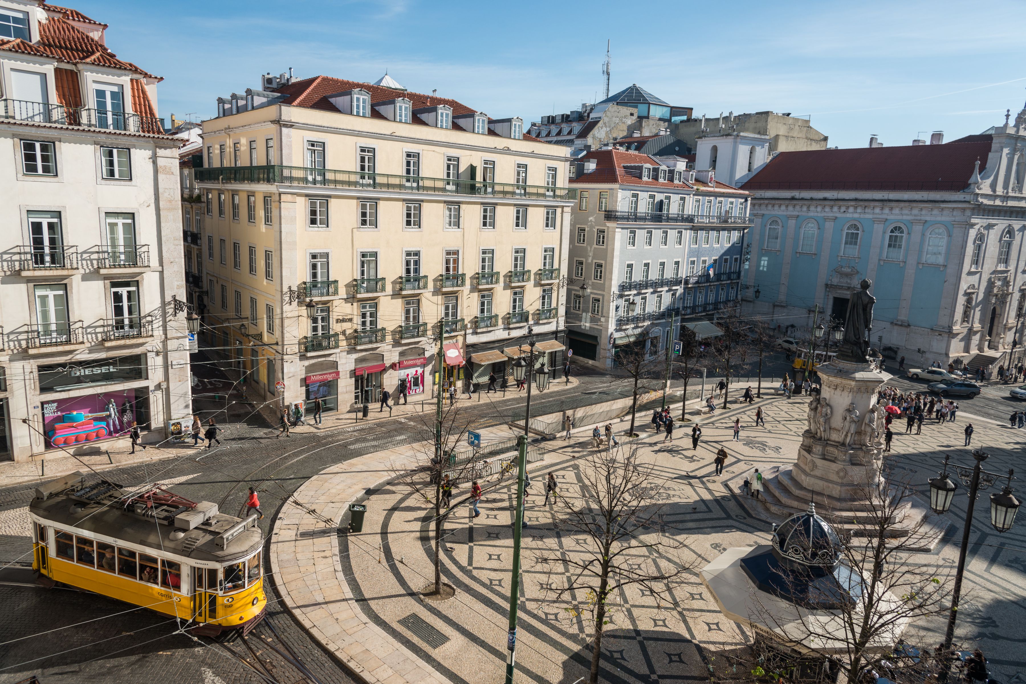 deluxe suite with square view | city view