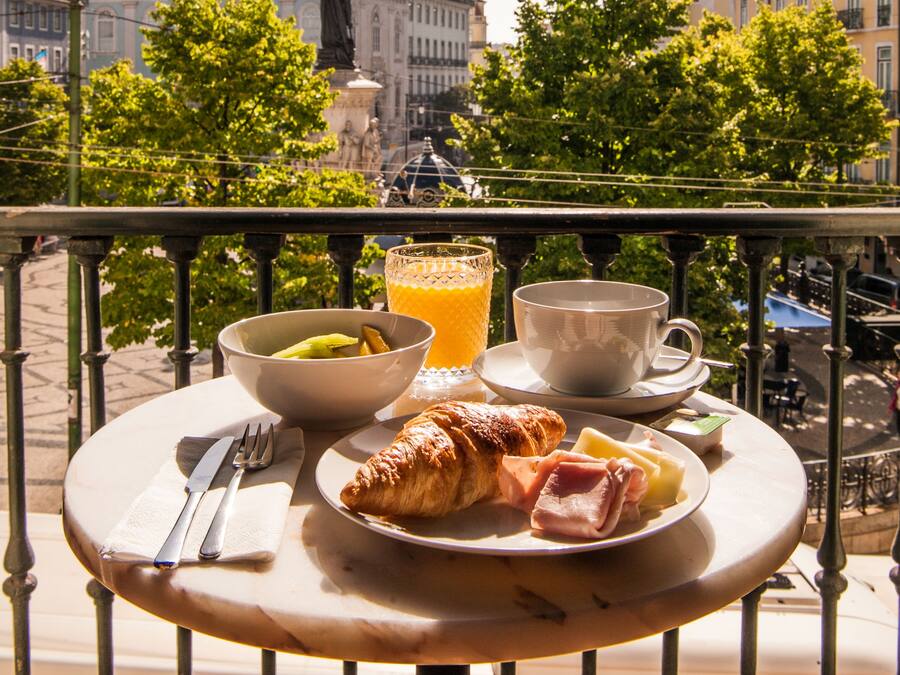 Daily cooked-to-order breakfast (EUR 16 per person)