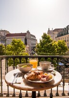 Daily cooked-to-order breakfast (EUR 16 per person)