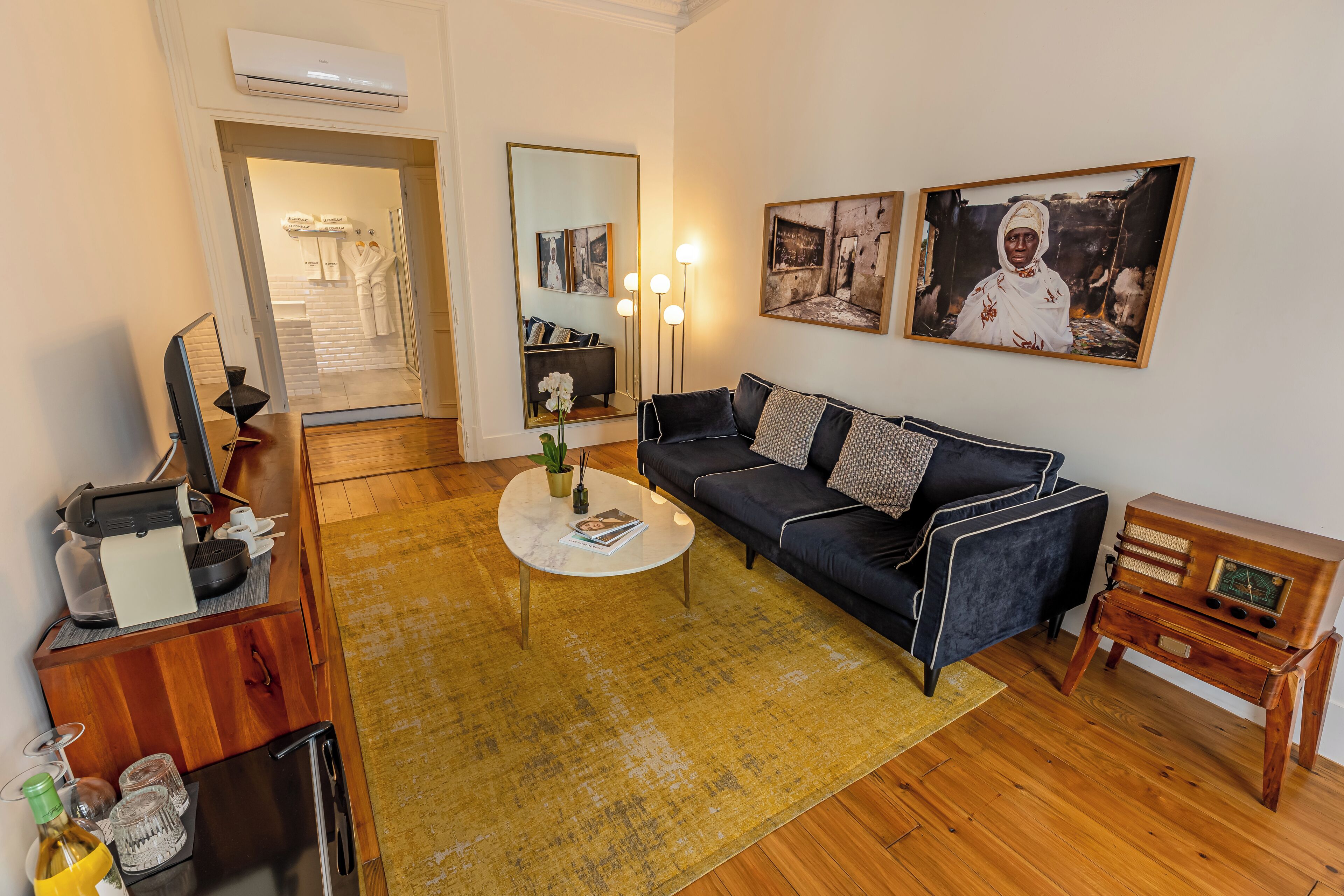 deluxe suite | living area | flat-screen tv, mp3 dock