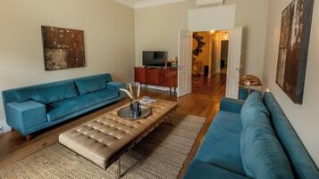 Deluxe 2 Bedroom Apartment | Wohnbereich | Flachbildfernseher, MP3-Dockingstation