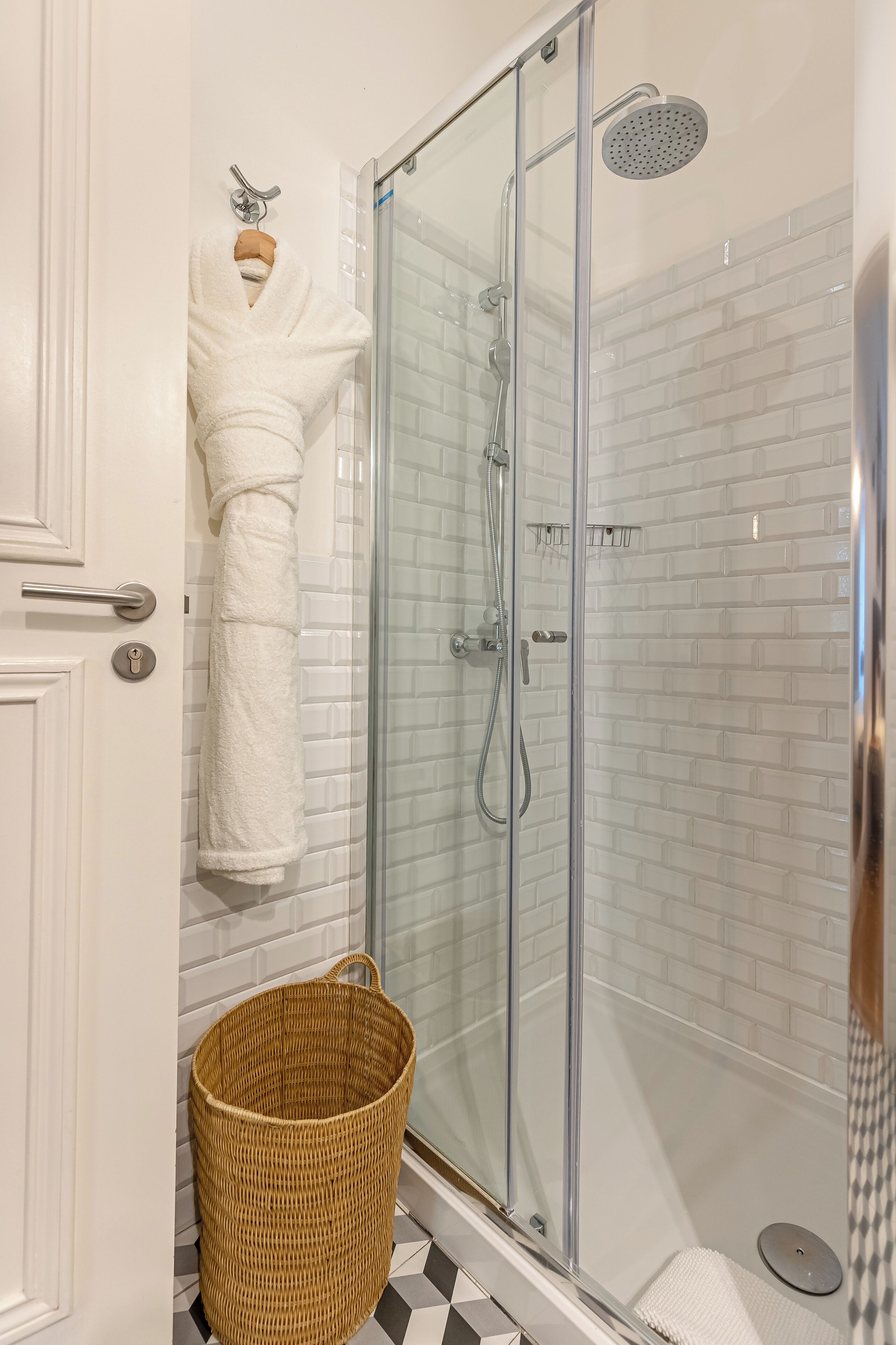 Deluxe kamer | Badkamer | Een douche, gratis toiletartikelen, badjassen, pantoffels