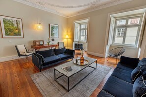 Deluxe 2 Bedroom Apartment | Área de estar | TV de tela plana, dock para MP3