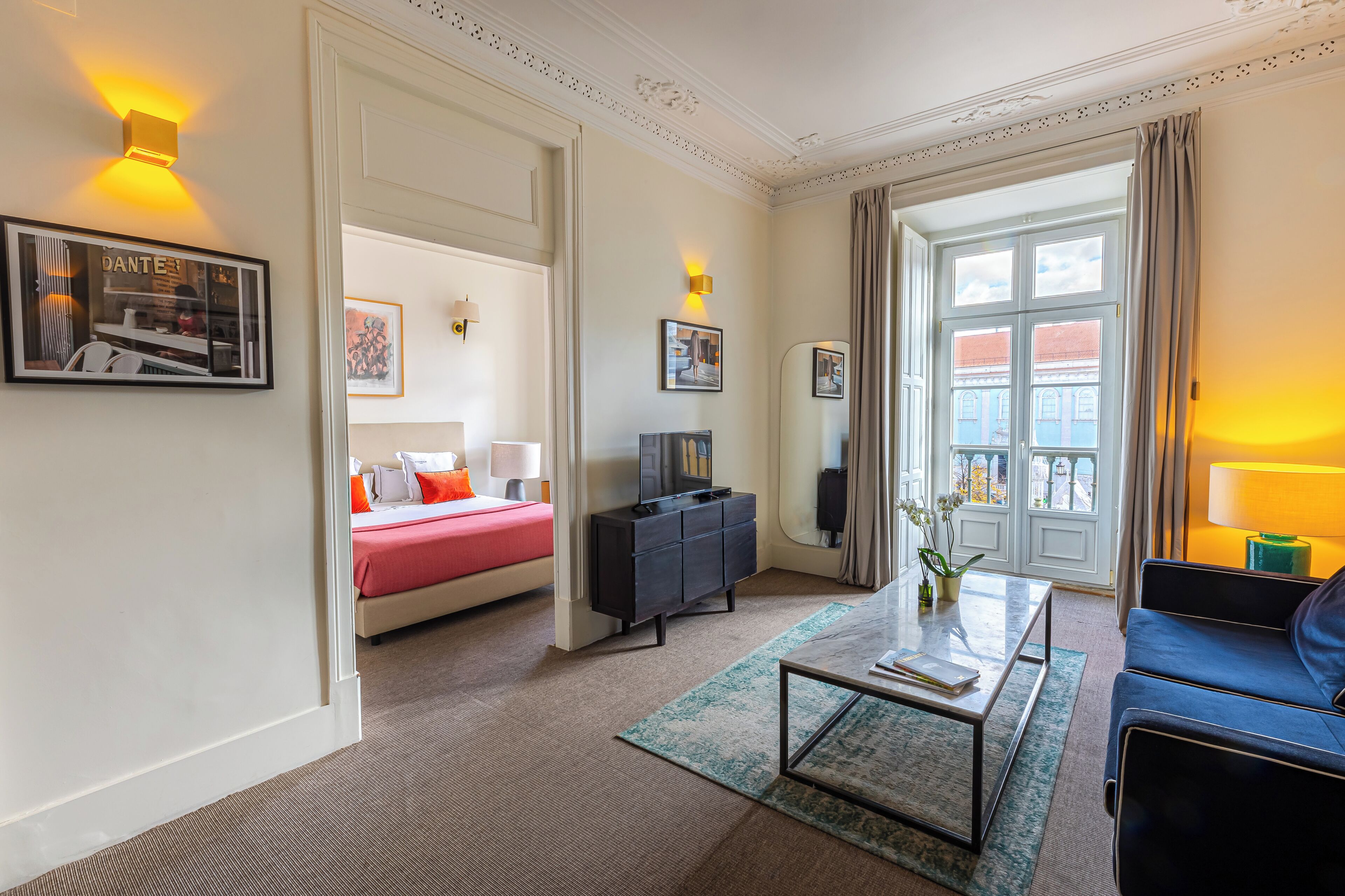 deluxe suite with square view | living area | flat-screen tv, mp3 dock