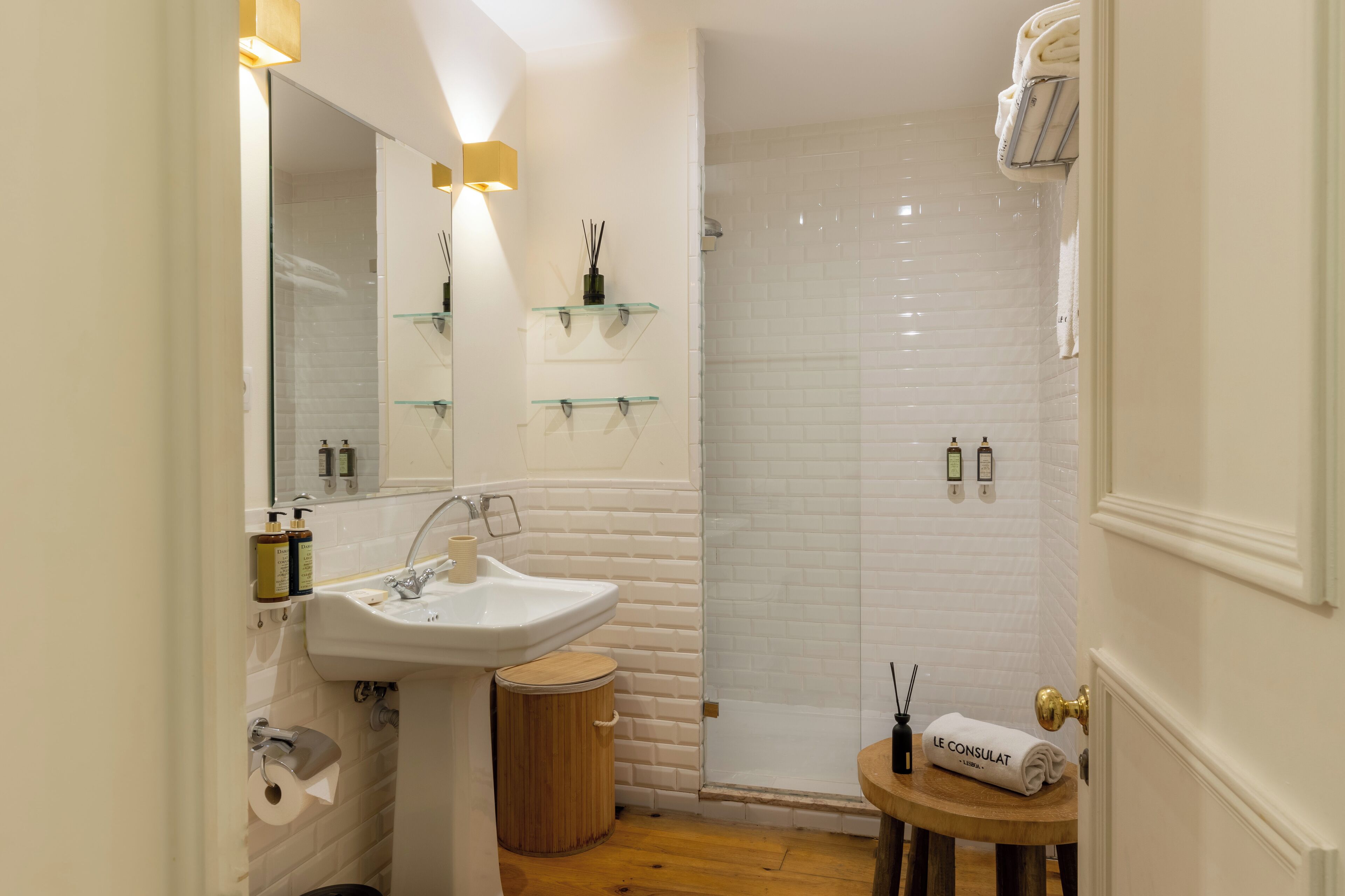 Deluxe 2 Bedroom Apartment with Square View | Bathroom