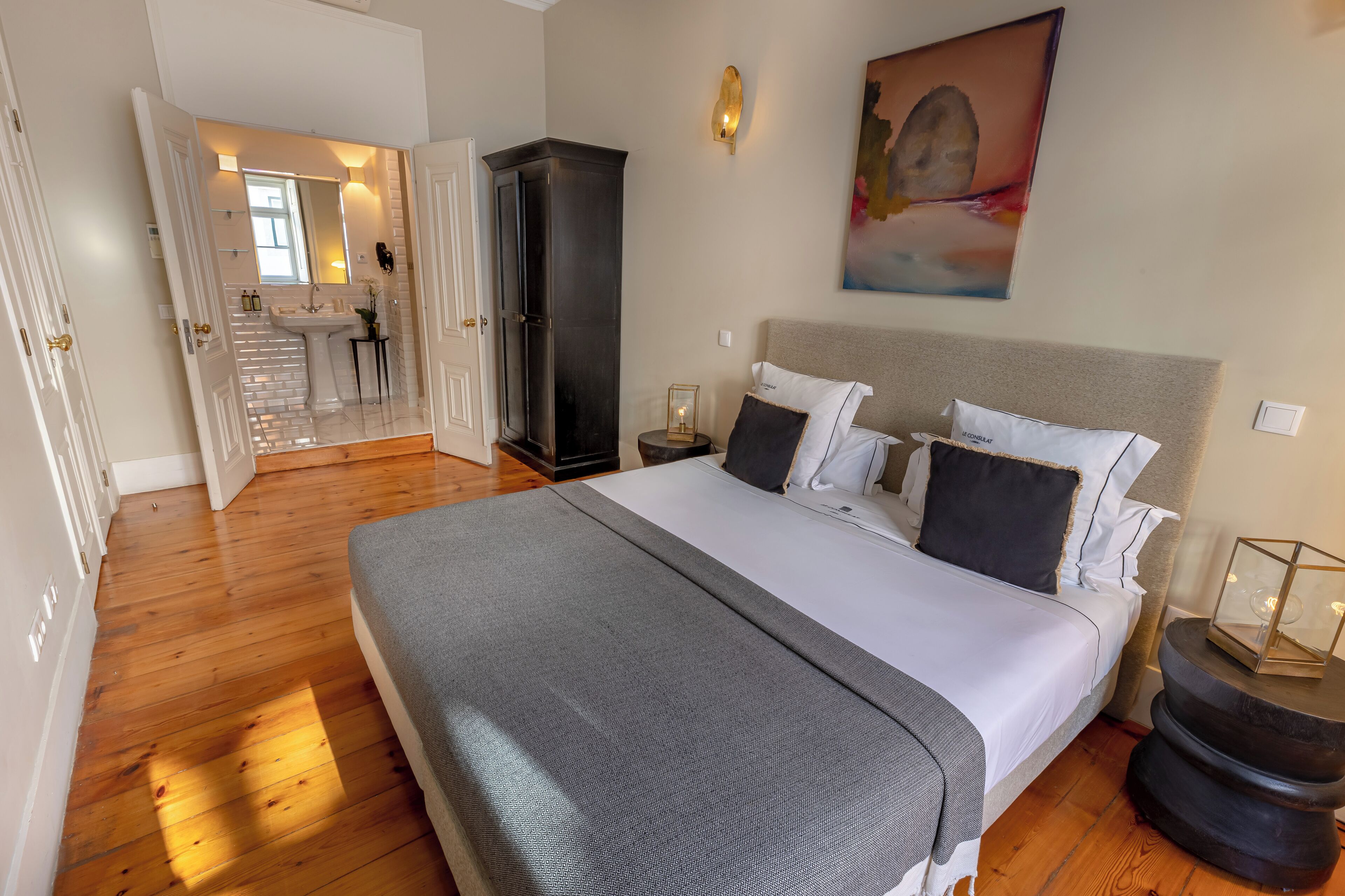 Deluxe 2 Bedroom Apartment with Square View | 高級寢具、迷你吧、客房內保險箱、遮光布/窗簾