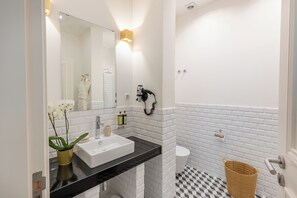 Deluxe Room | Bathroom
