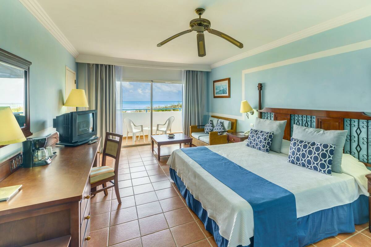 Suite Junior (Superior) | Minibar, coffre-fort, fer et planche Ă  repasser, literie fournie