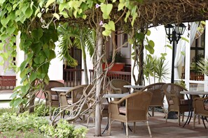 5 restaurants, servant le déjeuner et le dîner; cuisine internationale