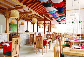 5 restaurants, servant le déjeuner et le dßner; cuisine internationale