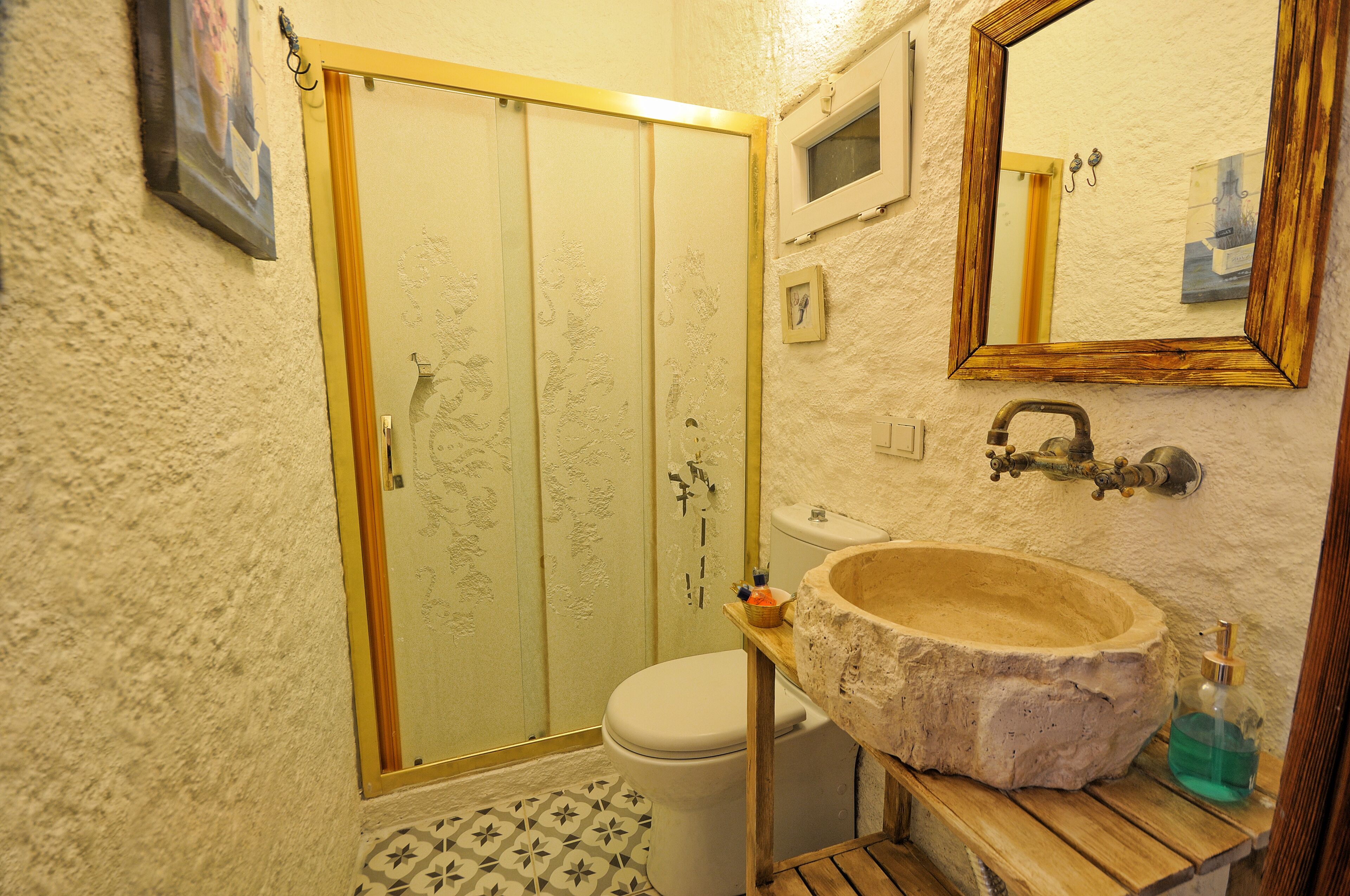 design room, 1 king bed | bathroom | shower, free toiletries, hair dryer, bathrobes