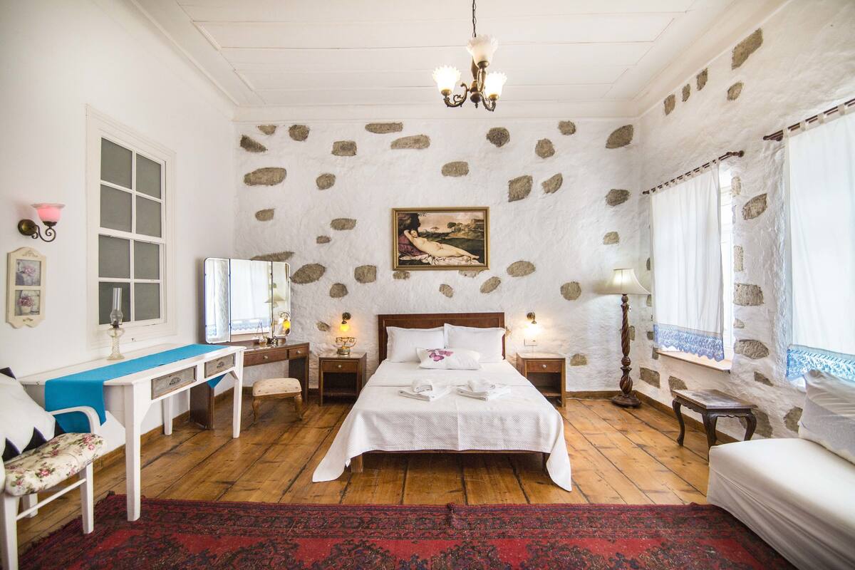 Suite – royal | Sengetøy av topp kvalitet, minibarvarer (inkludert) og strykejern/-brett