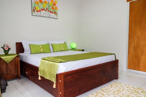 Quarto standard, 1 cama Queen | 1 quarto, escrivaninha, roupa de cama