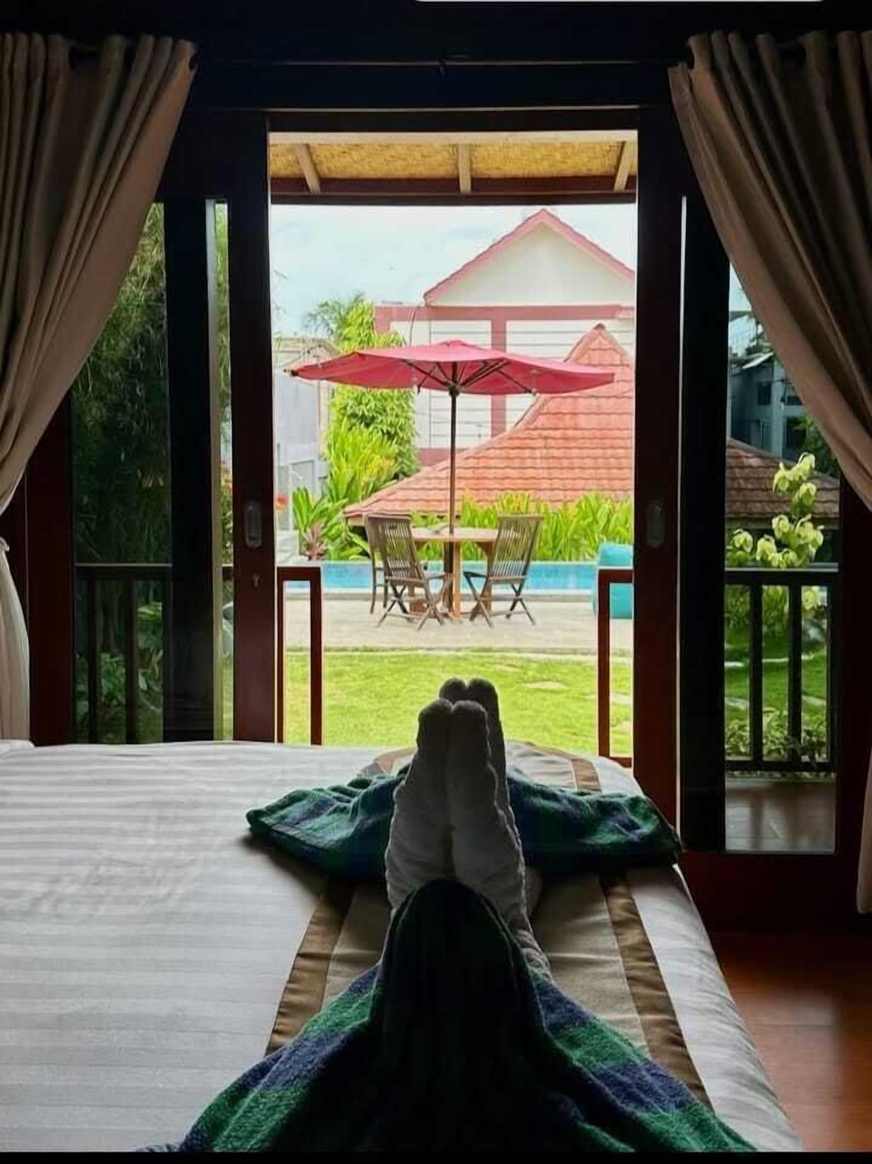 1 bedroom, desk, bed sheets