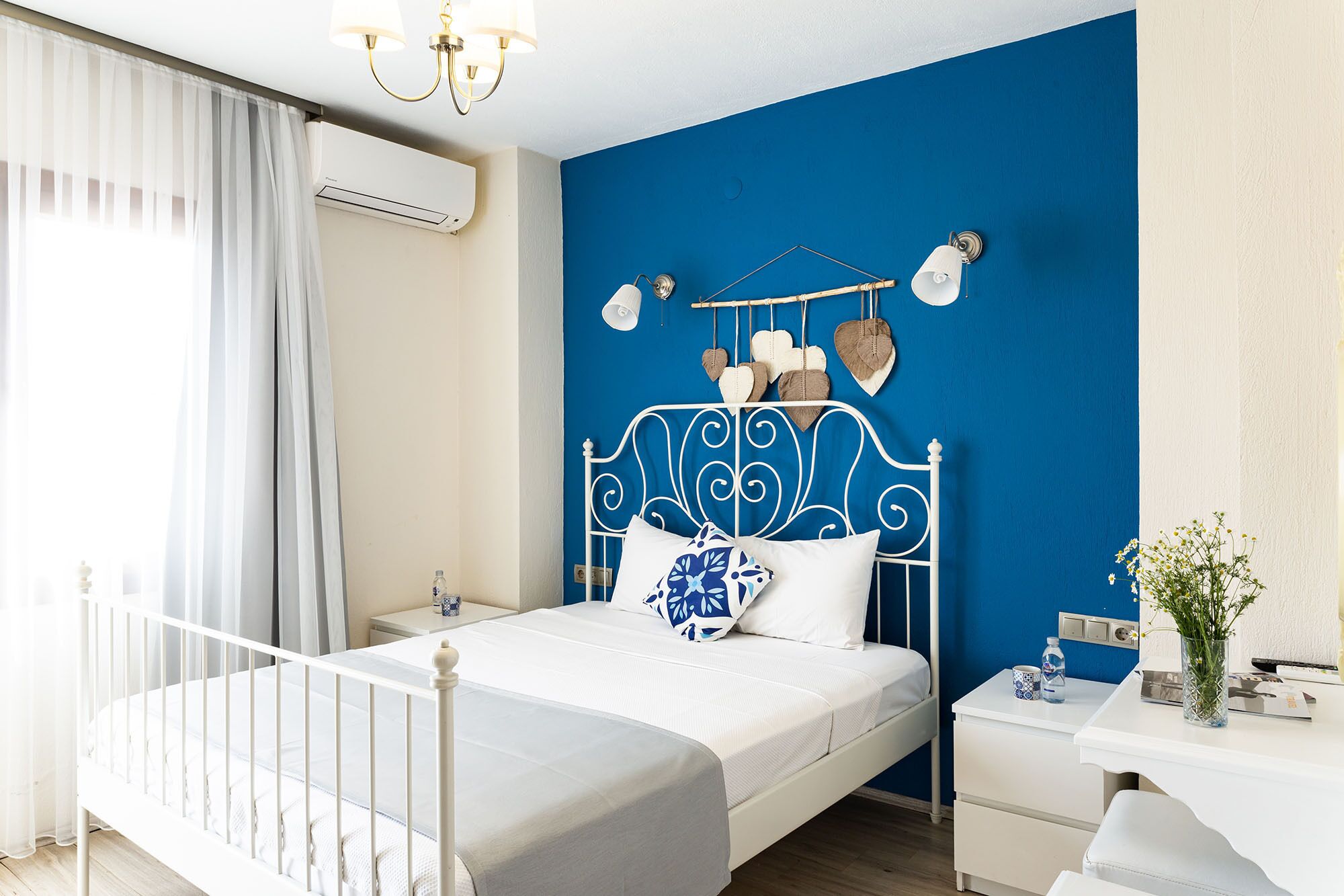Premium bedding, in-room safe, free WiFi, bed sheets