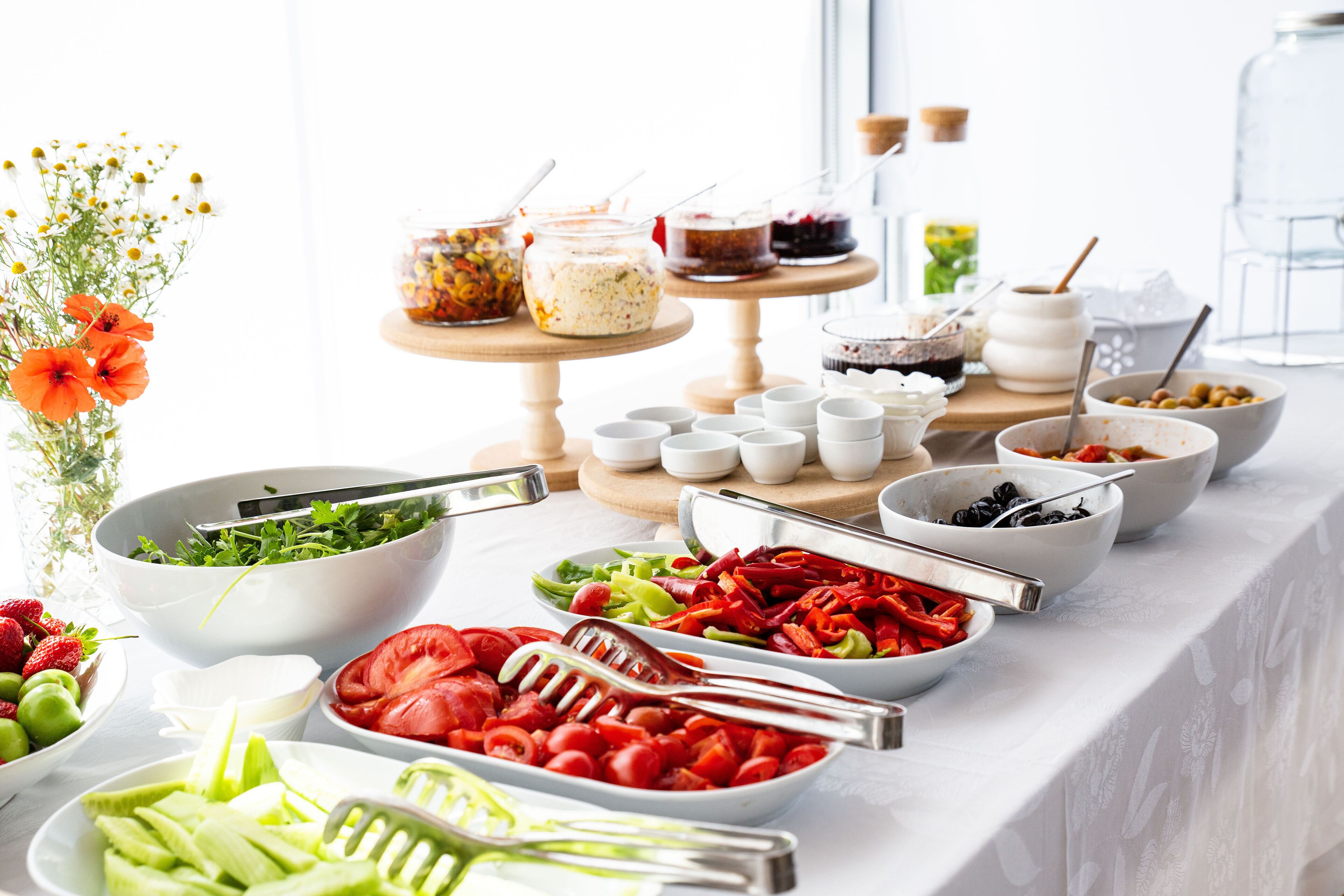 Une table de buffet garnie de divers plats et d’ustensiles.