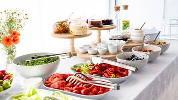 Une table de buffet garnie de divers plats et d’ustensiles.