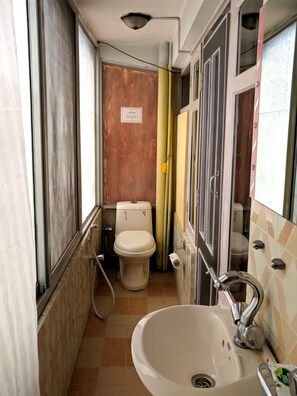 Kostenlose Toilettenartikel, Handtücher