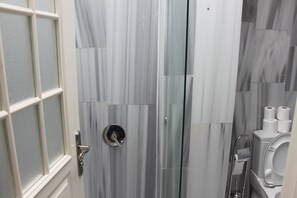 Single Room, Private Bathroom | Bilik Mandi | Pancuran mandi, tuala disediakan 