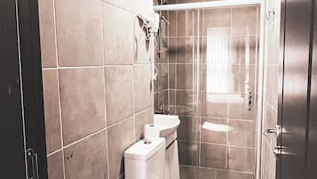 Deluxe-Doppelzimmer | Badezimmer | Haartrockner, Handtücher