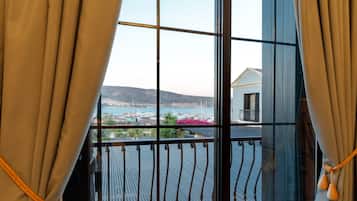 Deluxe Double Room, 1 Queen Bed, Marina View | Balcony view