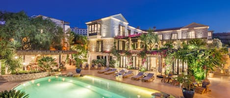 Overnatningsstedets facade – aften/nat