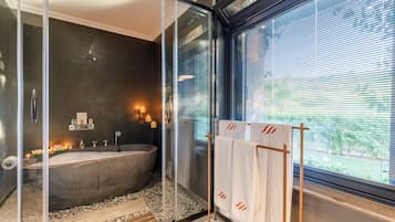 Deluxe Room, 1 Double Bed, Non Smoking, Bathtub | Minibar, in-room safe, individually decorated, desk