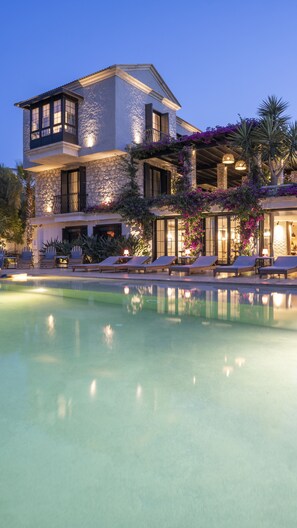 Bagian depan properti - sore/malam