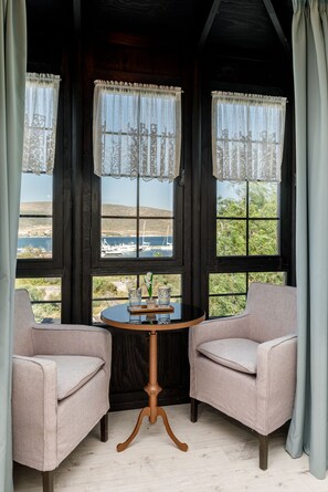 Deluxe tweepersoonskamer, 1 queensize bed, uitzicht op jachthaven | Een minibar, een kluis op de kamer, individueel gedecoreerd, een bureau
