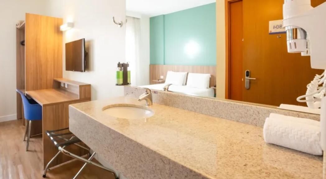 Minibar, safe på rommet, skrivebord og blendingsgardiner