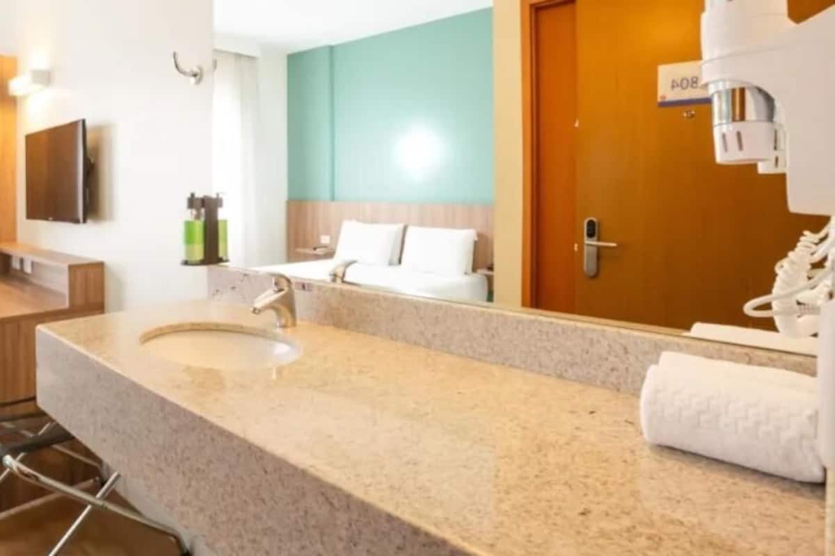 Minibar, safe på rommet, skrivebord og blendingsgardiner