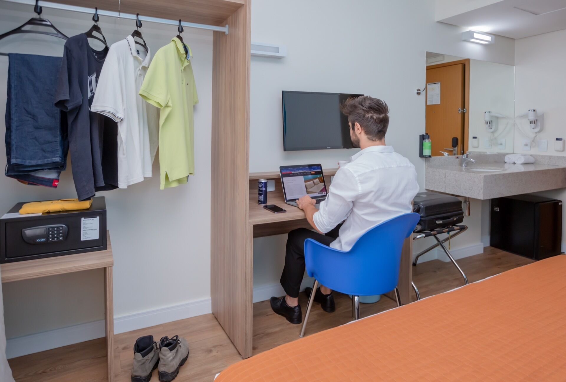 standard double room | 1 bedroom, minibar, in-room safe, desk