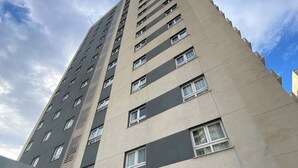 A tall building with a sign for Transamerica Fit. - Transamerica Fit Campinas (Campinas)