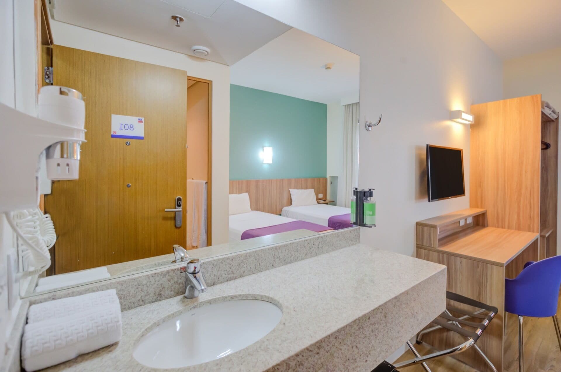 standard twin room | bathroom sink