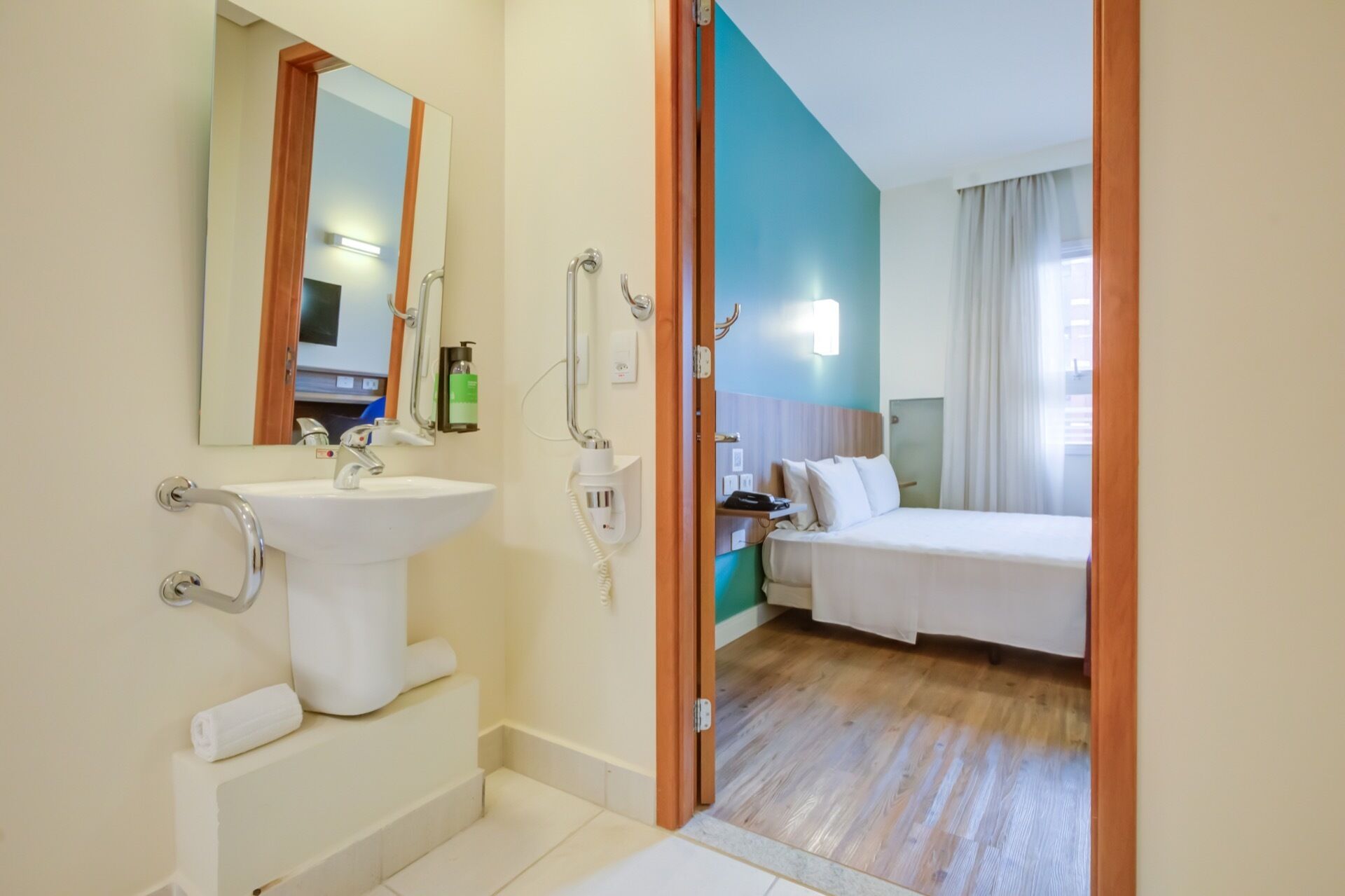 standard double room | 1 bedroom, minibar, in-room safe, desk