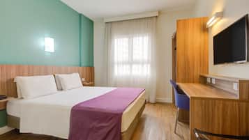 Minibar, coffres-forts dans les chambres, bureau, rideaux occultants