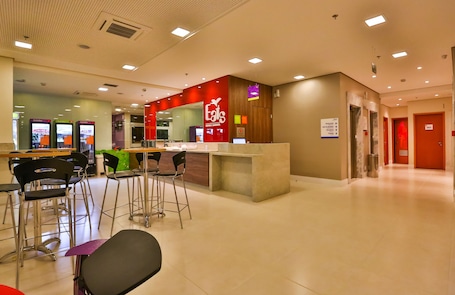 Se sirven desayunos y cocina brasileña